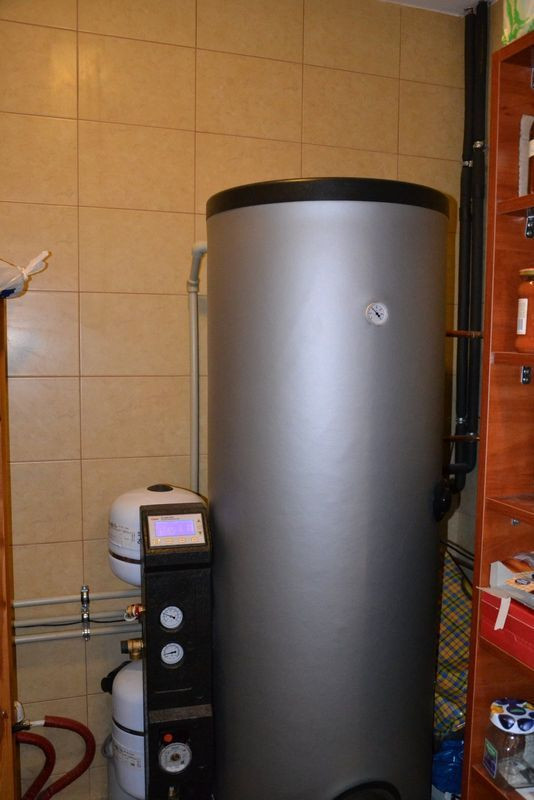 Bufor c.w.u. o poj. 300 l połączony jest z instalacją solarną