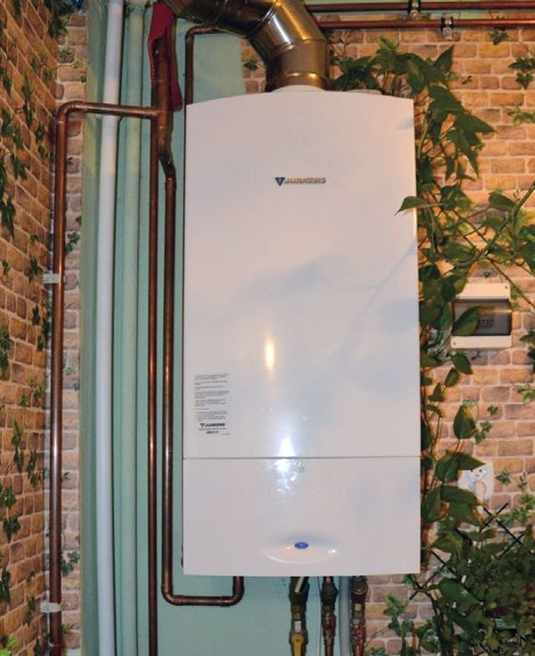 Kocioł kondensacyjny znajduje się w kuchni i ma kompaktowe wymiary oraz estetyczny wygląd