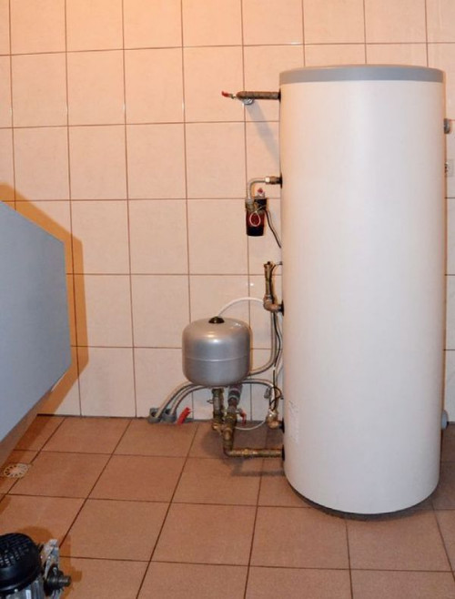 Kocioł przez cały rok przygotowuje c.w.u. w zbiorniku o pojemności 300 l