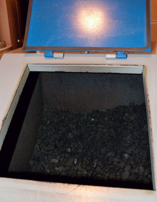 Kocioł ma zasobnik paliwa o pojemności 210 l