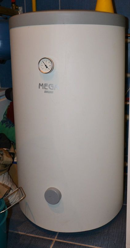 Stojący zasobnik c.w.u. ma pojemność 150 l