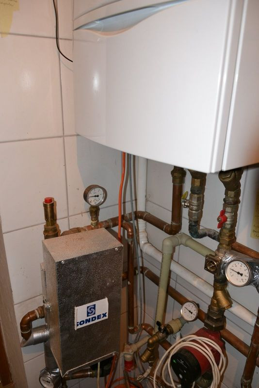 Płytowy wymiennik ciepła (bez obudowy i z obudową) łączy wodną instalację c.o. w układzie zamkniętym i otwartym