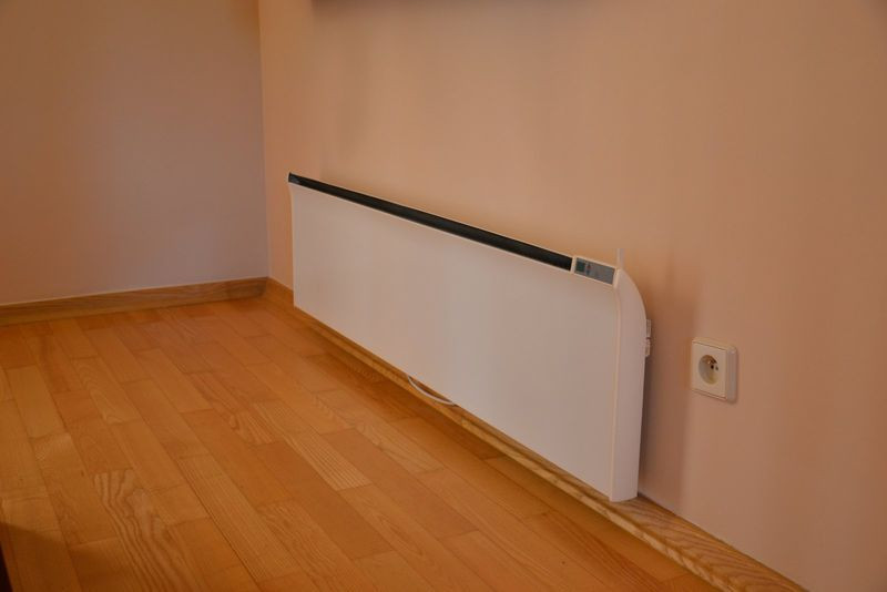 Grzejnik elektryczny w jadalni ma moc 2000 W