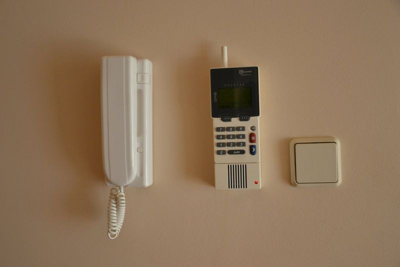 Główny regulator pokojowy umieszczono w holu