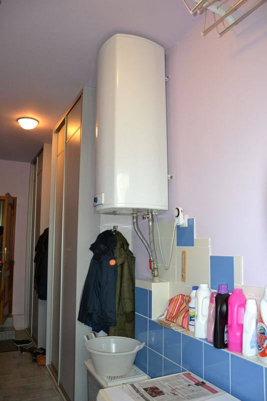 Elektryczny podgrzewacz wody użytkowej znajduje się w pomieszczeniu gospodarczym