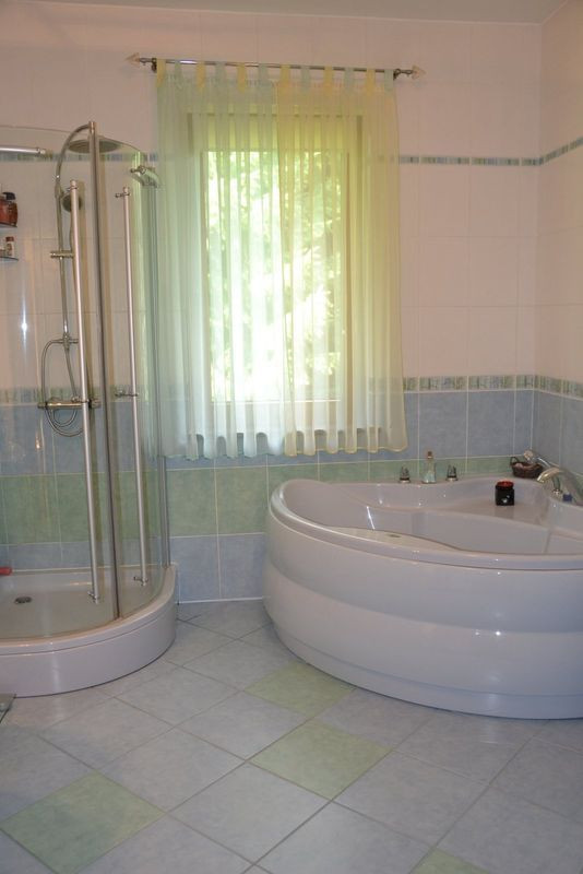 Łazienka z wanną i prysznicem