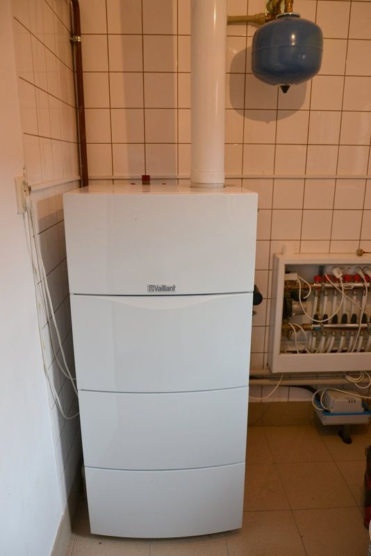 Kompaktowy kocioł kondensacyjny stoi w kotłowni z kubaturą powyżej 10 m3