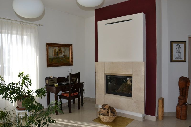 Kominek, obudowa z płyt akubetu i marmuru