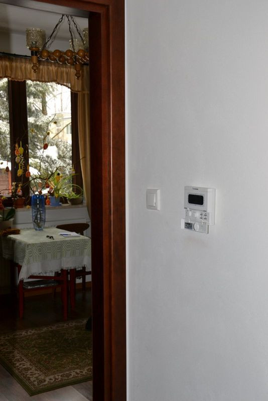 Korytarz bez grzejnika to idealne miejsce na regulator pogodowy