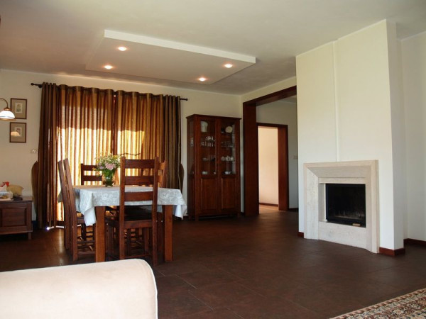 W całym domu ułożono wodne ogrzewanie podłogowe (w części dziennej pod posadzką z gresu, w nocnej - pod specjalnymi panelami z drewna)