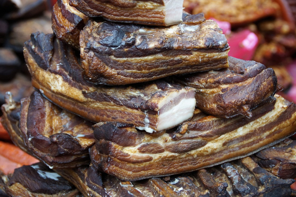 Prawidłowo uwędzony boczek powinien mieć wewnątrz temperaturę wynoszącą 67°C. 