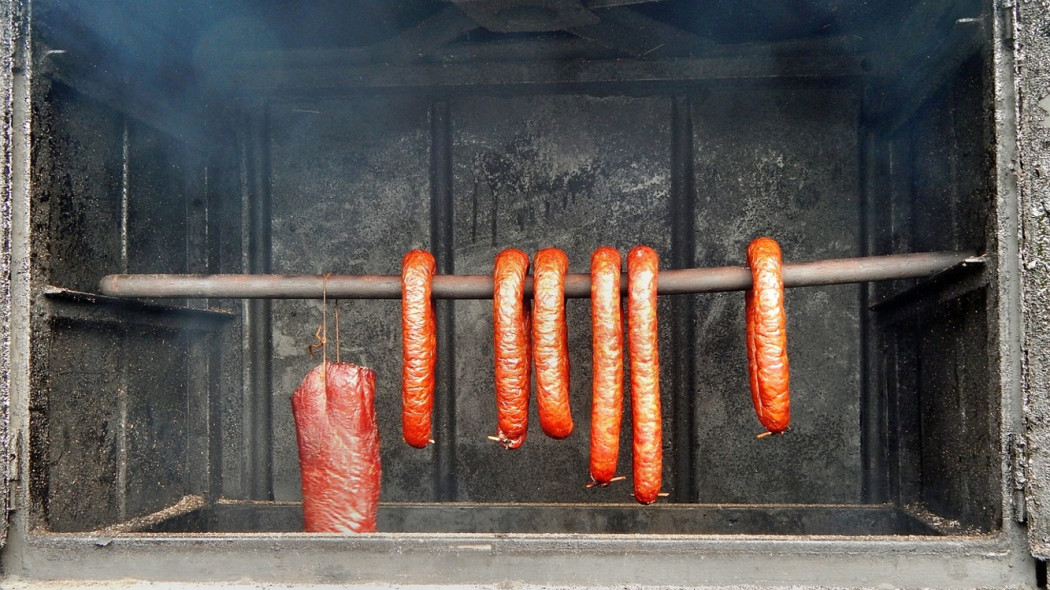 Poradnik wędzenia mięs w 5 krokach. Jak wędzić, aby zachwyciło aromatem i smakiem? 