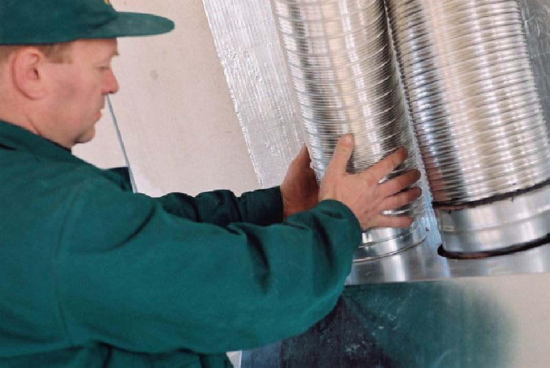 Podłączenie rur dystrybuujących gorące powietrze z wkładu