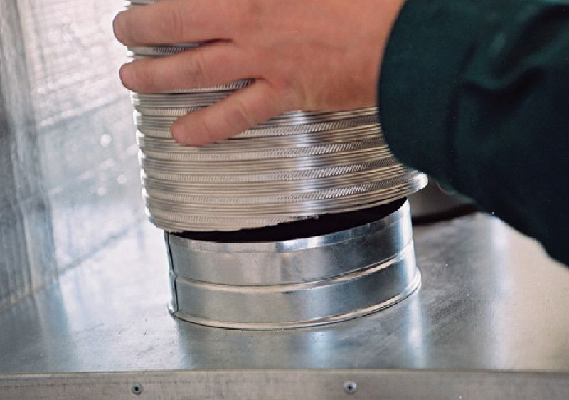 Podłączenie rur dystrybuujących gorące powietrze z wkładu