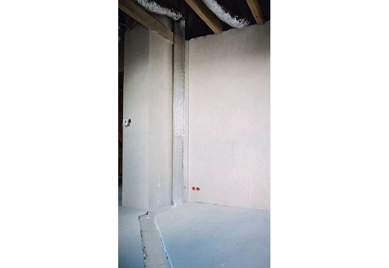 Rury sztywne izoluje się płytami z wełny mineralnej pokrytej folią aluminiowo-poliestrową