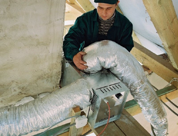 W przypadku wentylatora centralnego rury rozprowadzające ciepłe powietrze do wyznaczonych pomieszczeń montowane są poprzez rozdzielacz na jego wylocie