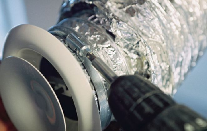 Szczelne połączenie przez opaskę zaciskową anemostatu z wewnętrzną rurą dystrybuującą gorące powietrze