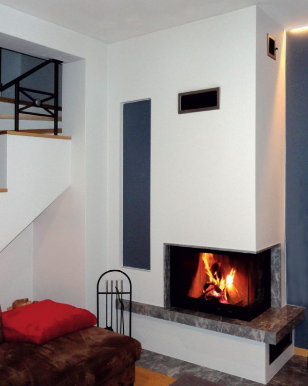 Obudowa kominka wykonana jest z ognioodpornych płyt g-k i wykończona szarym marmurem