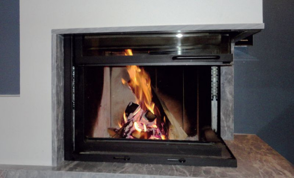 Po uniesieniu szyby można uzyskać efekt otwartego kominka