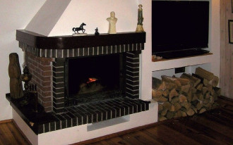 Kominek na drewnianym szkielecie