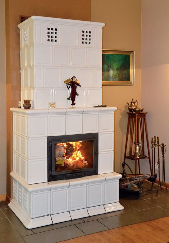 Żeliwny wkład kominkowy stoi przy zewnętrznej ścianie budynku, bo układ wnętrz wykluczył inną lokalizację