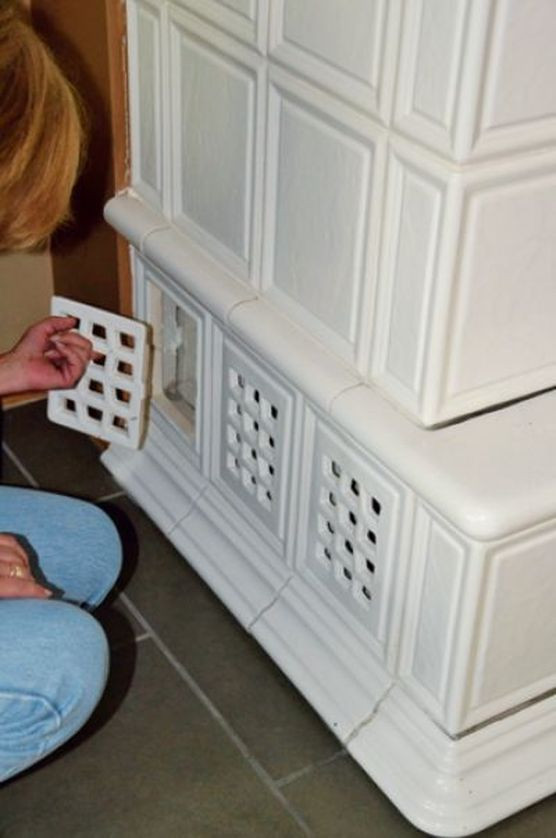 Niektóre kafle się zdejmuje, by ułatwić czyszczenie kominka