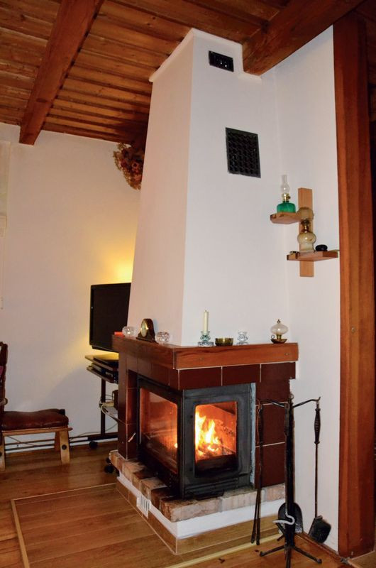 Wkład z narożną szybą ogrzewa połączone wnętrza dzienne, a po otwarciu drzwi - również sypialnię i łazienkę