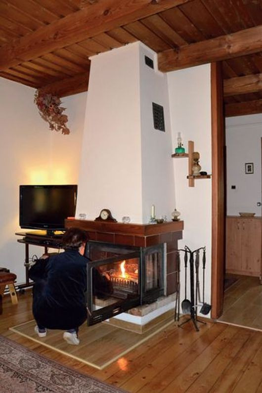 Po uszczelnieniu drzwiczek wkładu drewno uzupełnia się 3-4 razy na dobę