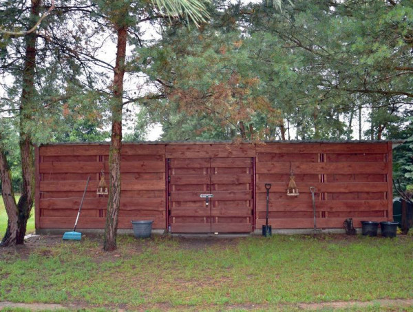 W wolno stojącej komórce przechowuje się drewno (zajmuje 1/3 powierzchni)