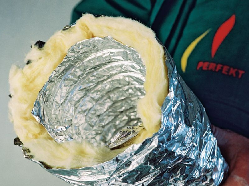 Zaizolowana rura o przekroju okrągłym doprowadzająca powietrze zewnętrzne