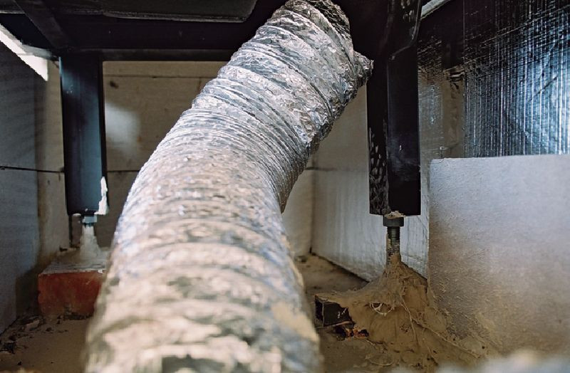 Zaizolowana rura o przekroju okrągłym doprowadzająca powietrze zewnętrzne