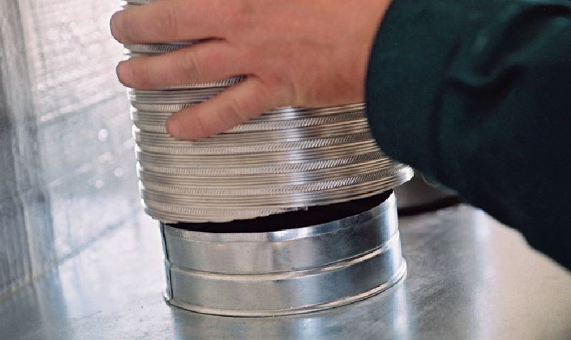 Podłączenie kanału dystrybuującego gorące powietrze z wkładu