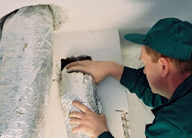 Wyprowadzenie rury dystrybuującej gorące powietrze przez strop