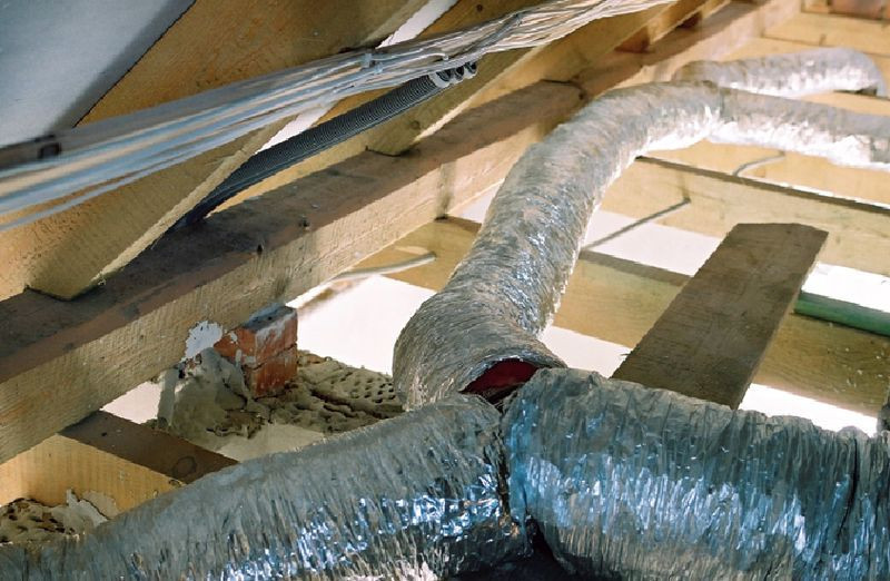 Rury dystrybuujące gorące powietrze można rozprowadzić także na belkach drewnianych w pomieszczeniu nieogrzewanym