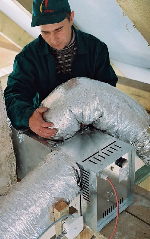 Wentylator zazwyczaj montuje się na strychu, poddaszu lub w okapie kominka z dostępem od tyłu