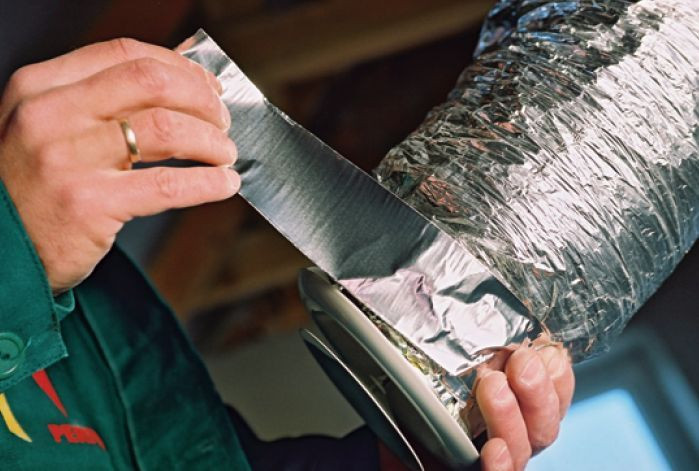 Na połączenie anemostatu z wewnętrzną rurą dystrybuującą nakłada się rękaw z wełny i stabilizuje całość taśmą aluminiową