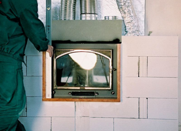 Ostatnim krokiem przy budowie kominka jest montaż obudowy