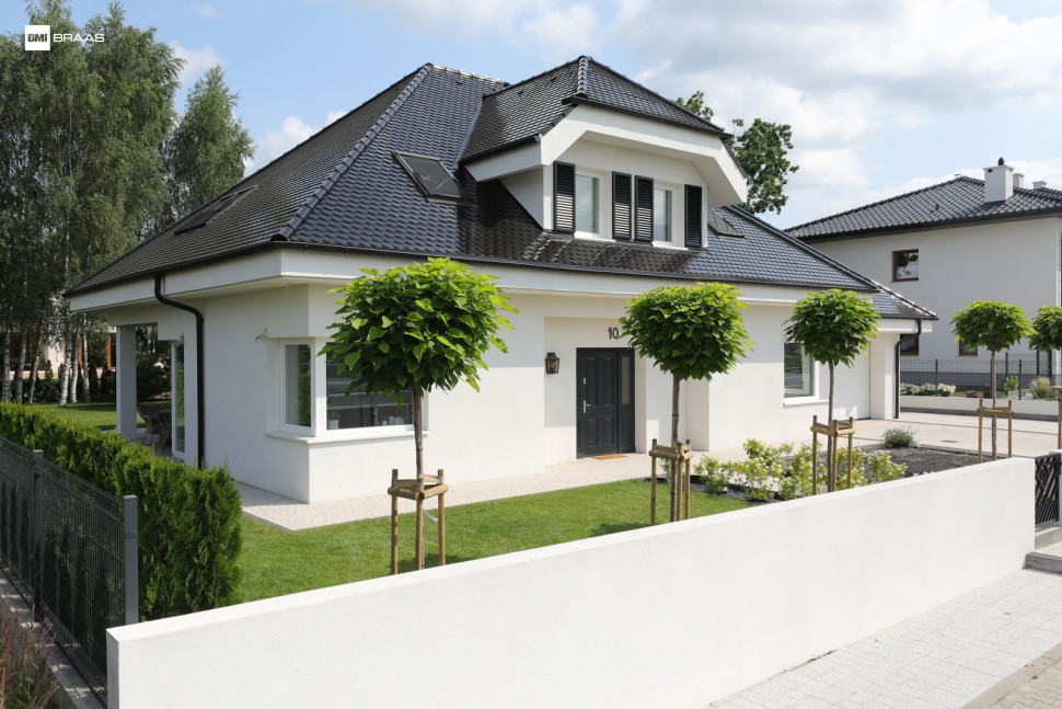 Opal, dachówka ceramiczna, marka Braas, kolor czarny błyszczący glazura