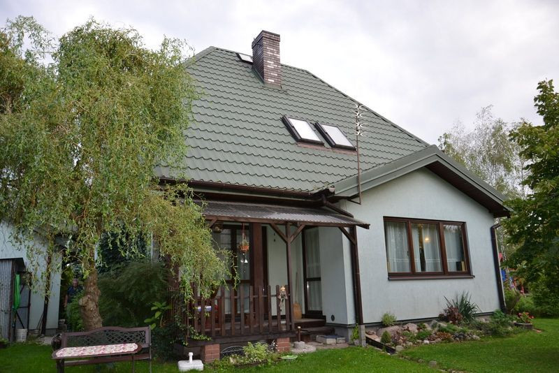 Dom ma jeden systemowy ceramiczny komin, obmurowany cegłą klinkierową