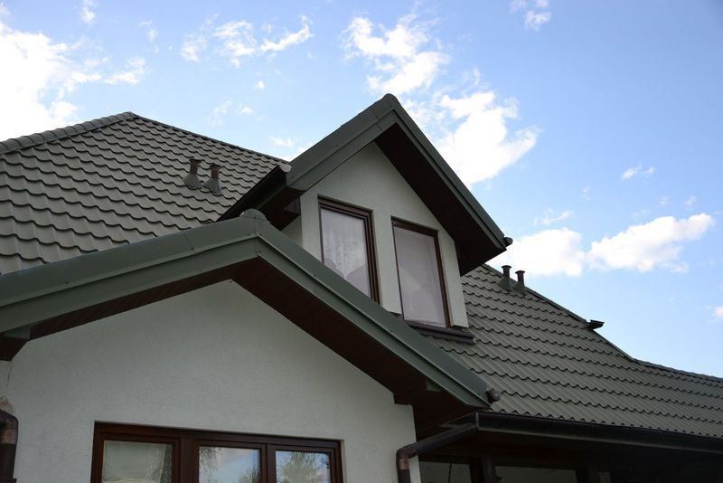 Od frontu umieszczono kominki wentylacyjne