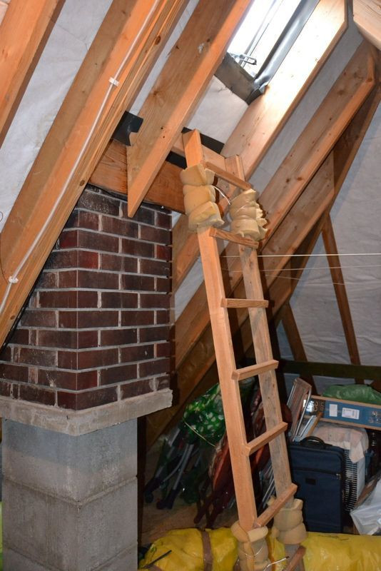 Strych. Komin odsunięto od krokwi. Końcówkę systemowego komina obudowano cegłą klinkierową