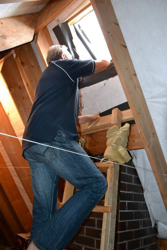 Wyłaz i drabinka umożliwiają bezpieczne wyjście na dach