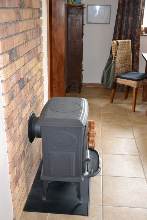 Ściana kominowa przy żeliwnej kozie się nagrzewa