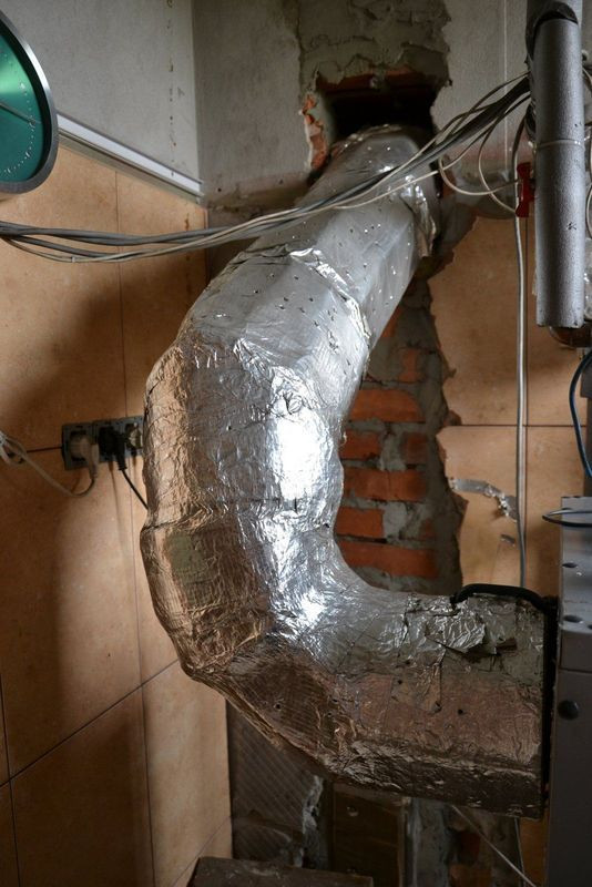 Podczas modernizacji komina w kotłowni trzeba było rozkuć kanał dymowy