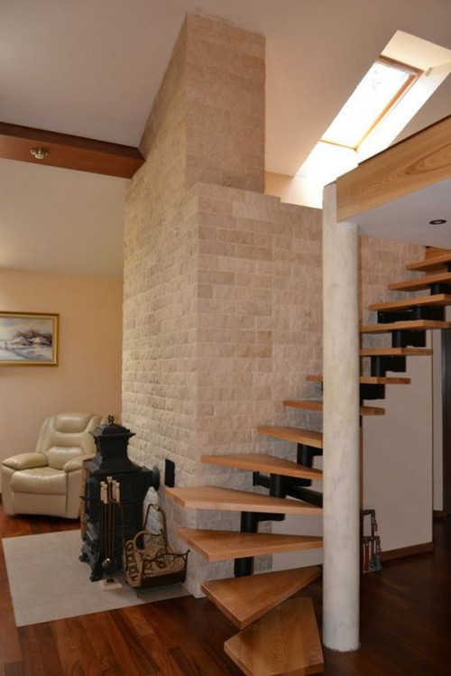 Komin w salonie z katedralnym sufitem