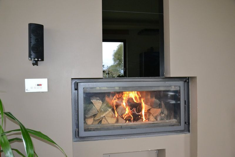 Sterownik kominka (biały) reguluje pracę przepustnicy powietrza, czerpanego z zewnątrz