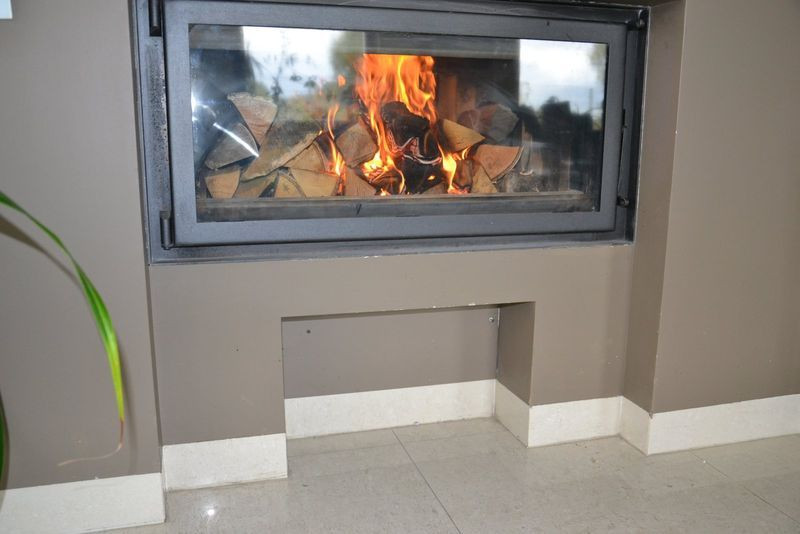 Klapka rewizyjna pod wkładem. Za nią przepustnica powietrza