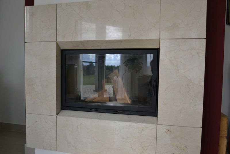 Obudowę właścicielka wzbogaciła płytami marmuru