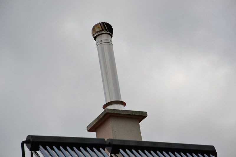 Podczas remontu przedłużono komin o rurę stalową z nasadą, wymuszającą ciąg