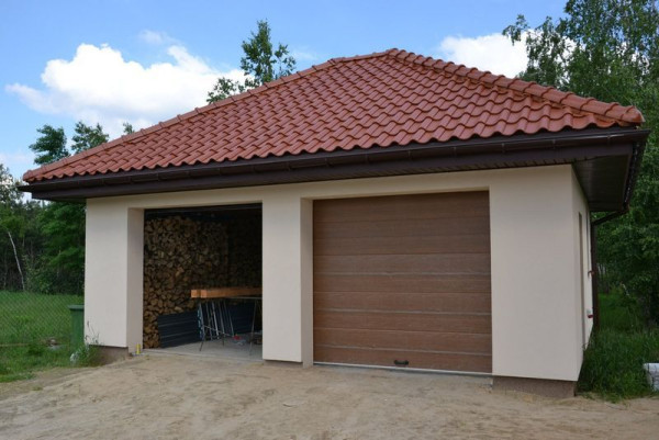 Drewno przechowywane w garażu zapleśniało, dlatego obecnie suszymy je pod przewiewną wiatą